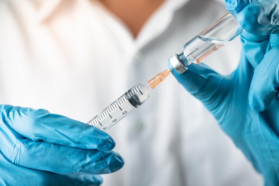 De vergunning is de eerste stap in het op de markt brengen van het vaccin. 