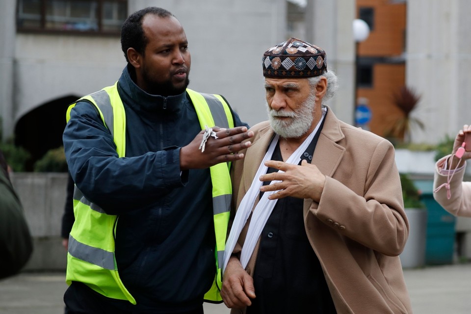 Het slachtoffer van de aanval (rechts) kwam vrijdag al terug naar het middaggebed in de moskee. 