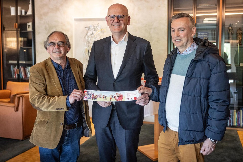 Willy Van de Wauw en Jos Dessers van Rode Kruis Limburg met gouverneur Jos Lantmeeters, die de eerste pleister kocht.