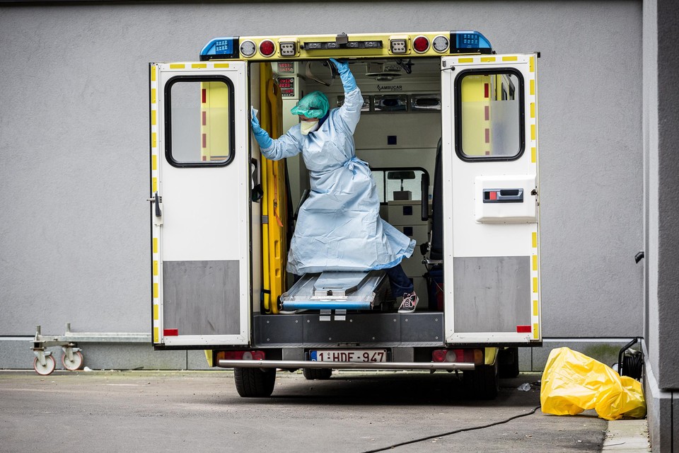 Ambulances ontsmetten aan het ziekenhuis van Luik. En dan de volgende patiënt ophalen. 