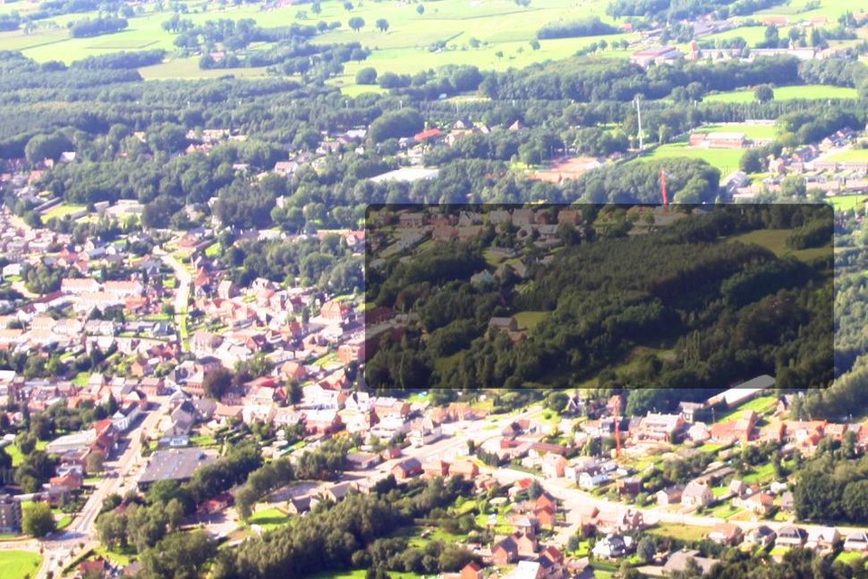 Luchtfoto van het Lindekensveld enkele jaren geleden met het bos dat zal verdwijnen. 