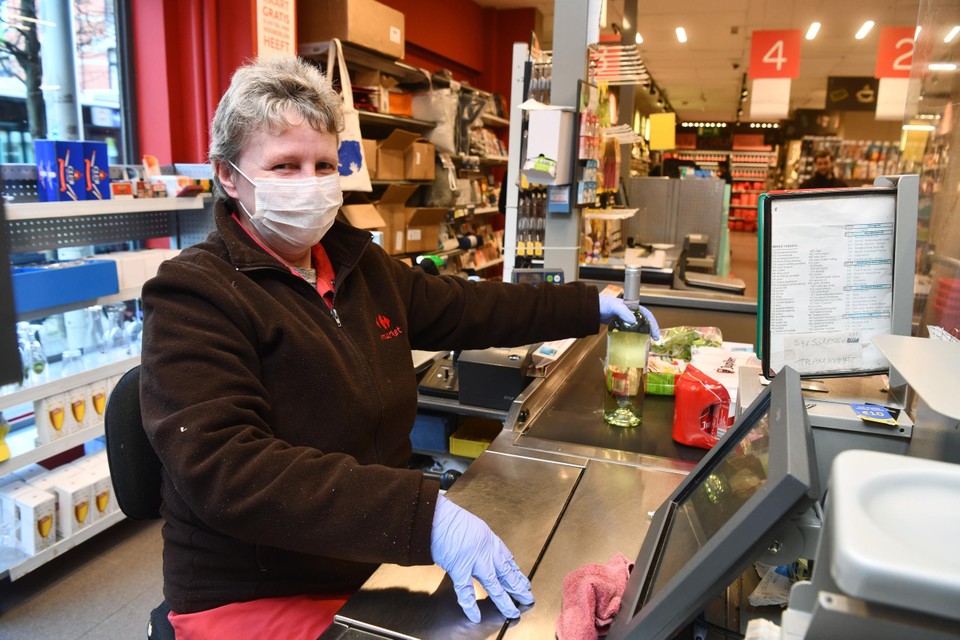 Door de eindejaarsdrukte zijn de Limburgse winkeliers op zoek naar extra medewerkers. 