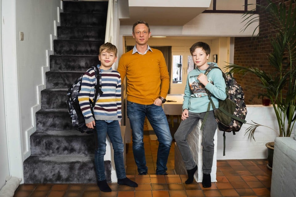 Viktor (12) en Mathieu (10) kunnen eindelijk terug naar school. “Altijd thuiszitten gaat na bijna twee maanden ook vervelen”, zegt hun papa Klaas Geussens. 