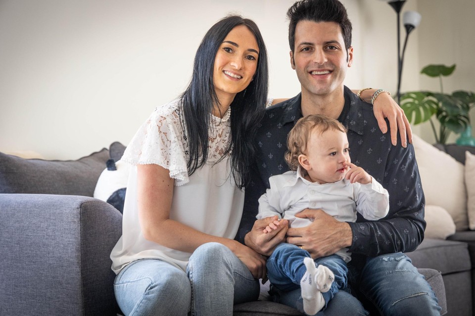 Elena (32) samen met haar zoontje Julían (14 maanden) en haar Italiaanse man. 