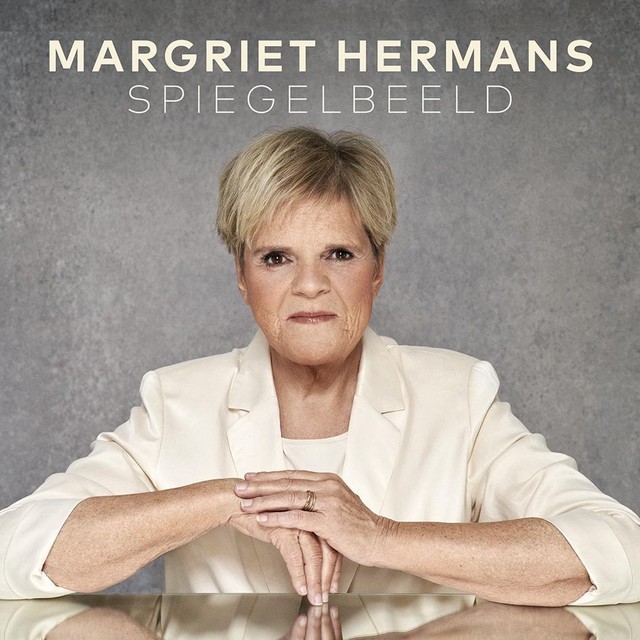‘Spiegelbeeld’, het album van Margriet Hermans, telt naast haar covers uit ‘Liefde voor muziek’ en oude hits ook vijf nieuwe nummers.  