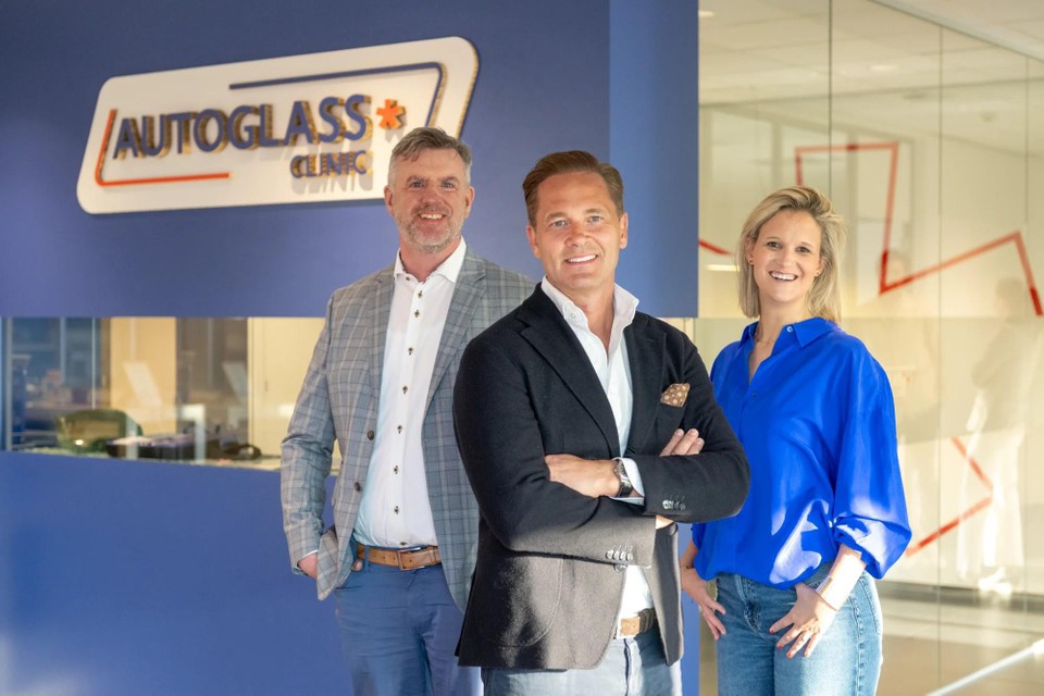 CEO Joeri Lieten van Autoglass Clinic (links), CEO Anders Jensen van Cary Group en gedelegeerd bestuurder Charline Leroi van Autoglass Clinic.