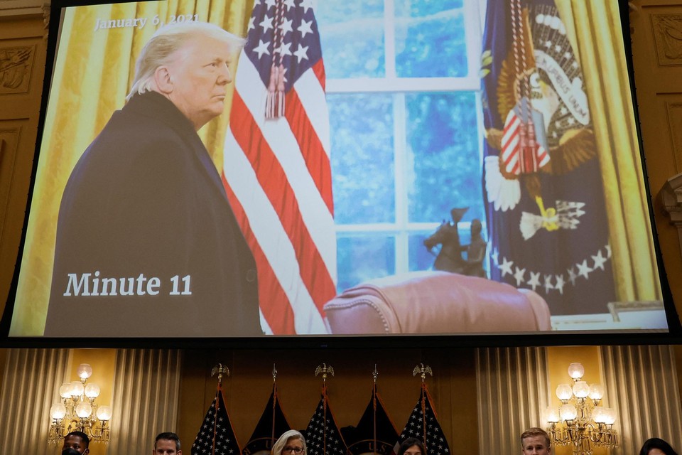 De commissie toonde een foto van Donald Trump, genomen op “minuut 11” nadat de bestorming van het Capitool begon, toen hij net terug was aangekomen in het Witte Huis. 