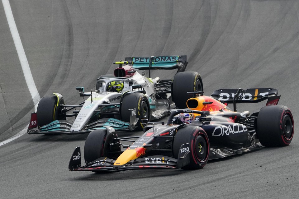 De geschiedenis herhaalt zich: Max Verstappen gaat op de rode (zachte) band voor Lewis Hamilton op de gele (medium).Flashback naar de ontknoping van 2021. 