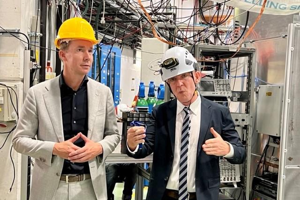 Voor de bouw van de Einsteintelescoop op het drielandenpunt bracht Vlaams minister Jo Brouns drie maanden geleden een bezoek aan de gerenommeerde onderzoeksinstelling CERN in Genève. 