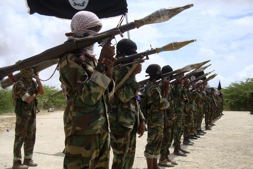 De terreurgroep Al-Shabaab heeft sterke banden met IS en is zwaar bewapend. 