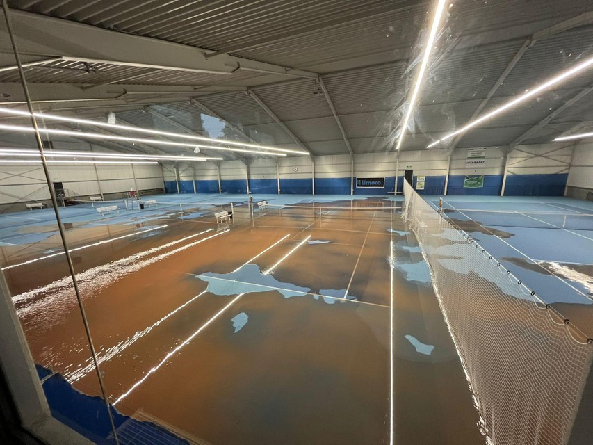 De indoor tennisvelden in Opglabbeek staan onder water.  