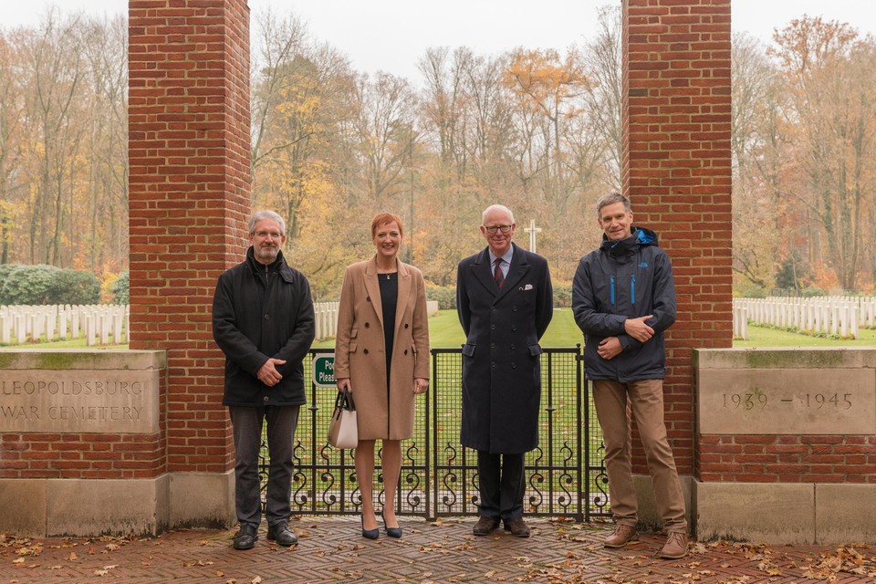 Geert Bekaert, burgemeester Kauffmann, sir Bill Rollo en curator Geert Schrijvers bespraken ter plekke de renovatieplannen.  
