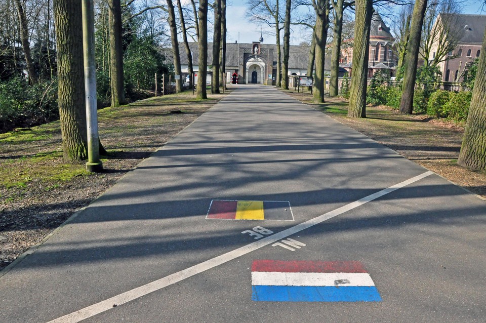 De kluis schuurt tegen de grens met Nederland. 