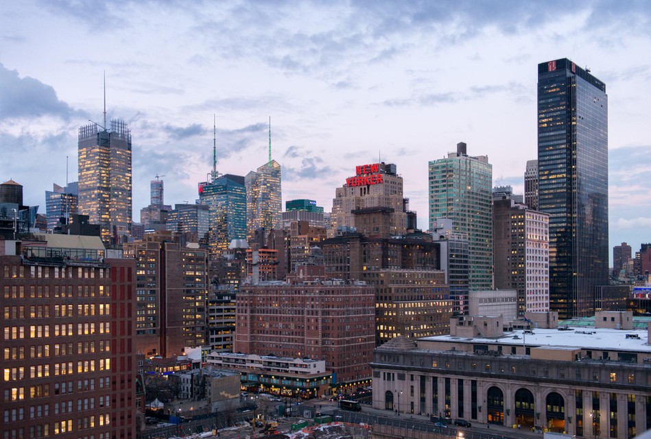 The New Yorker ligt in het drukste deel van Manhattan, niet ver van Times Square.