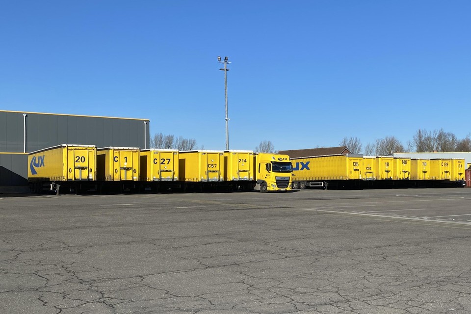 Drie van deze gele trailers vol inoxstaal werden gestolen.