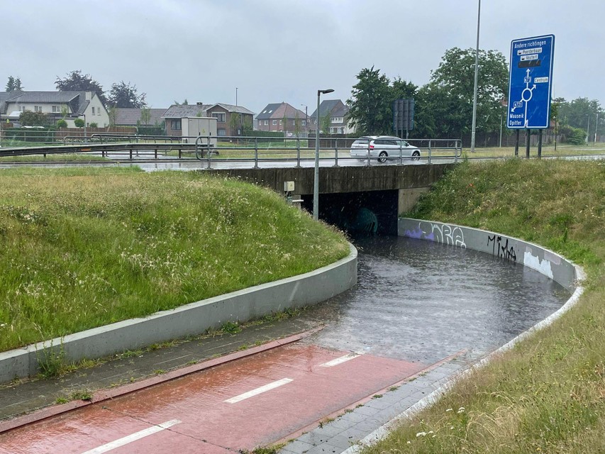De fietserstunnel in Bree stond weer helemaal onder water. 