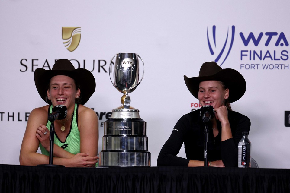 Stetsons, trofee en een brede glimlach: Elise Mertens en Veronika Kudermatova genieten van hun triomf in de WTA Finals. 