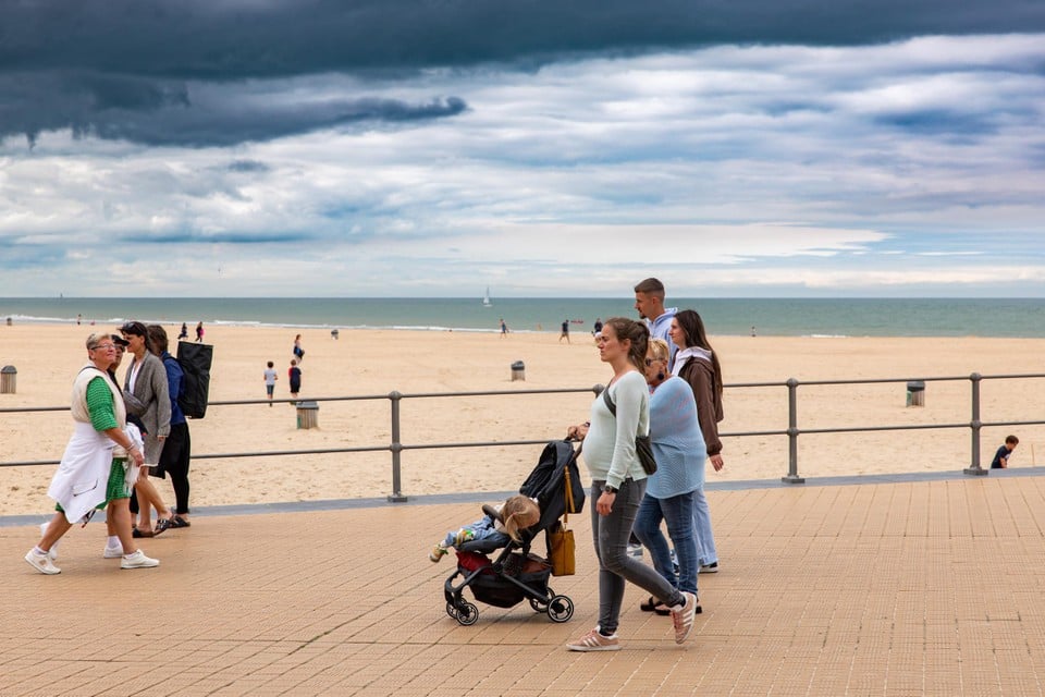 Dreigende wolken op de achtergrond: door het kwakkelweer trokken er in juli minder toeristen naar de kust.