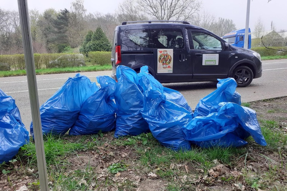 Het Bilzens koppel vulde acht zakken met afval dat vooral afkomstig is van truckers die aan de Evence Coppéelaan in hun vrachtwagen eten en slapen. 
