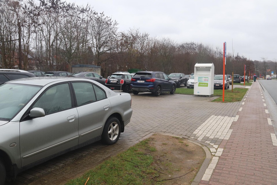 De stad hanteert voor het parkeren op het terrein aan de Turnhoutsebaan en langs de Fort Leopoldlaan en op Schoonaerde hogere tarieven voor niet-Diestenaars dan voor Diestenaars.