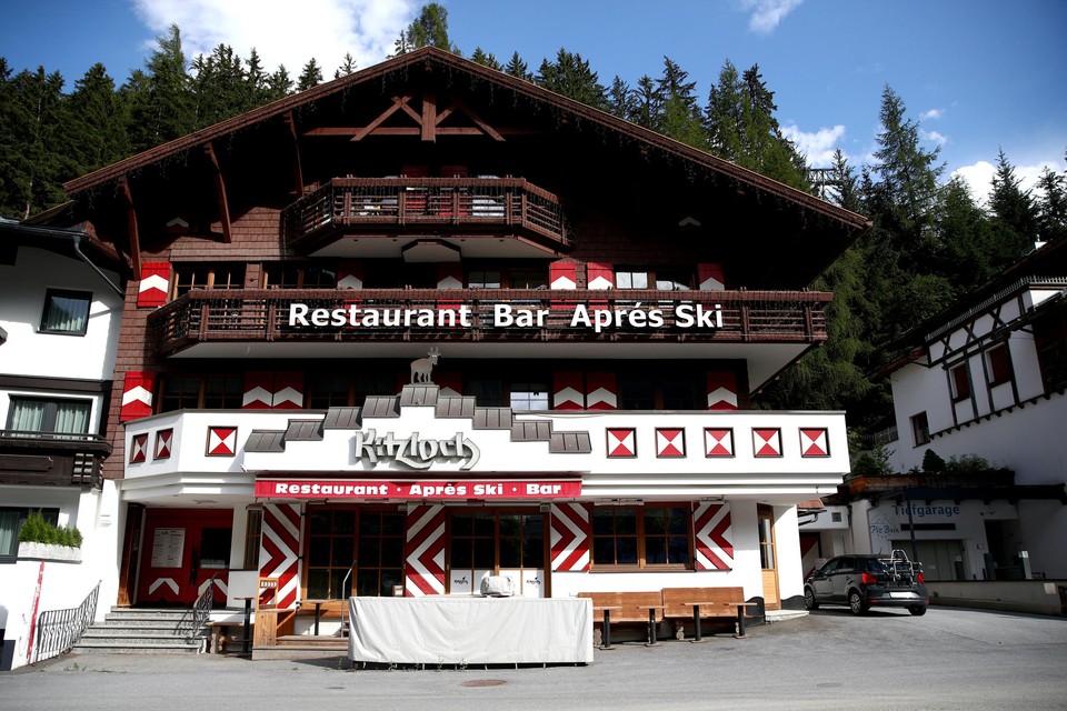 Een van de beruchte après-skibars in Ischgl, waar duizenden toeristen beweren dat ze met het coronavirus besmet zijn geraakt. 