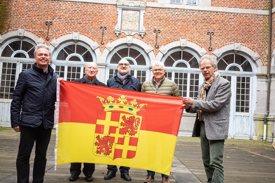 Van links naar rechts: Guy Borghoms, ere-burgemeester Leonard Delwaide, Mario Errico, Paul Vankan en Mathieu Maesen van vzw Renovatie.