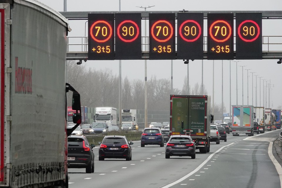 Vrachtwagens mogen maximum 70 per uur op het viaduct van Gentbrugge.