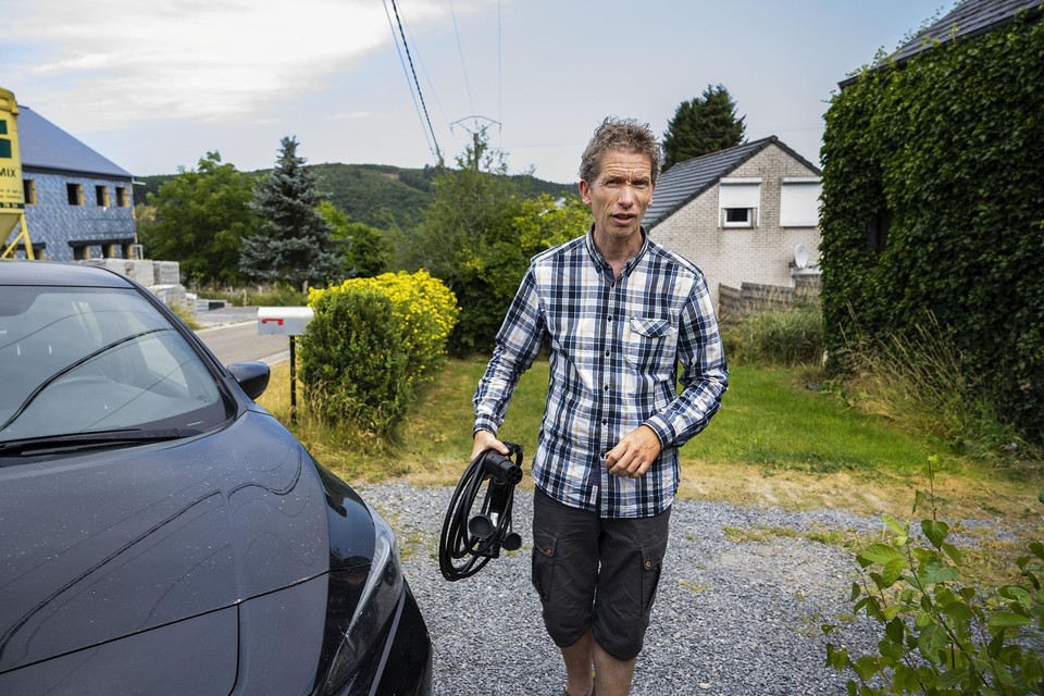 Michiel Brumsen is tevreden over zijn elektrische auto. "Ik wil per kilometer zo goedkoop mogelijk rijden." 