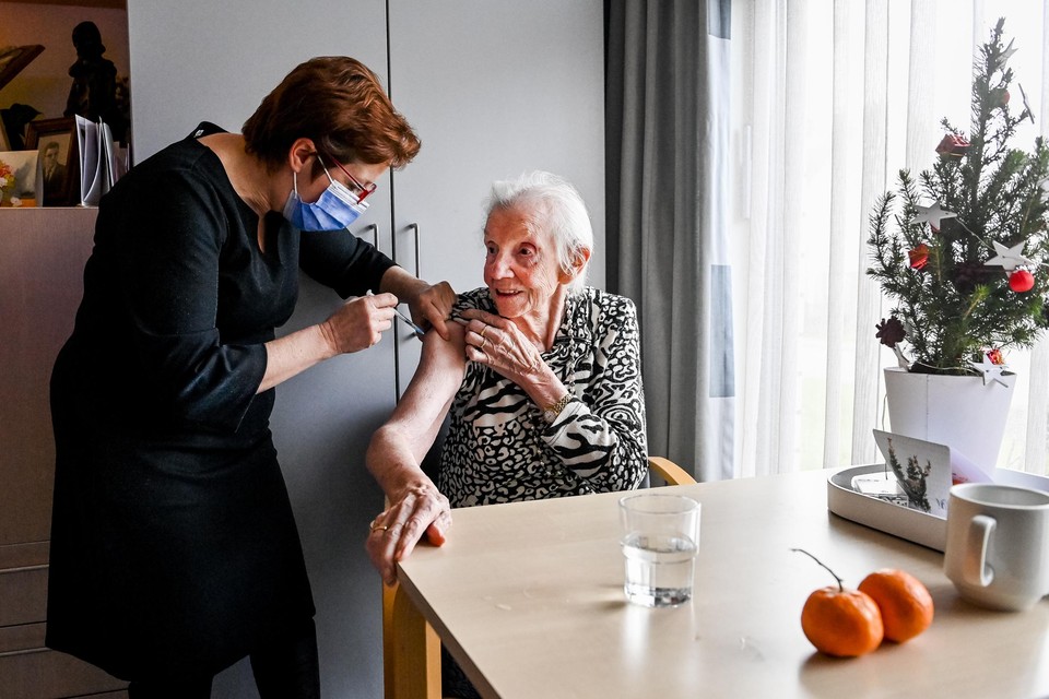 Het Jessa Ziekenhuis in Hasselt krijgt vandaag de eerste 7.000 Pfizer-vaccins geleverd.   