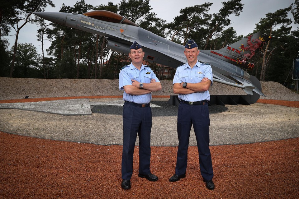 Kolonel-vlieger Jeroen Poesen (links) wordt opgevolgd door kolonel-vlieger Koen Vanheste (rechts) als nieuwe basiscommandant van de Peerse vliegbasis 10de Wing. 