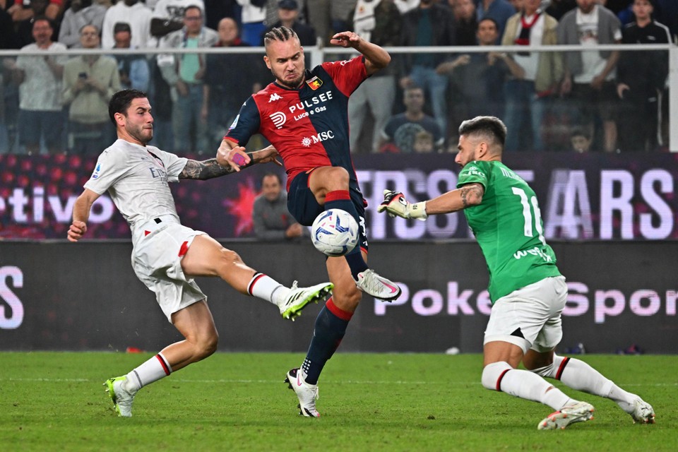 AC Milan-spits Olivier Giroud (r.) ontdekte zijn keeperstalent in de wedstrijd in Genua.