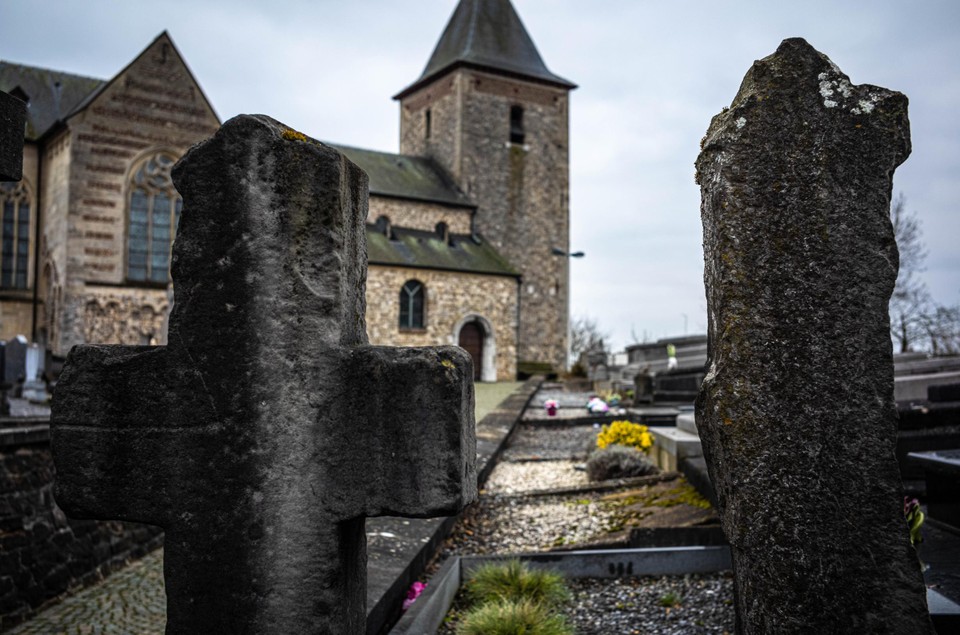 Het kerkhof van de Sint-Martinuskerk, waar drie 17de-eeuwse belhamels het ooit aan de stok kregen met een pratende schedel. 