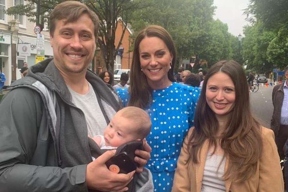 Niels, Camille en zoontje Arthur ontmoetten in juni nog prins William en prinses Kate (foto) tijdens een straatfeest in Londen. 