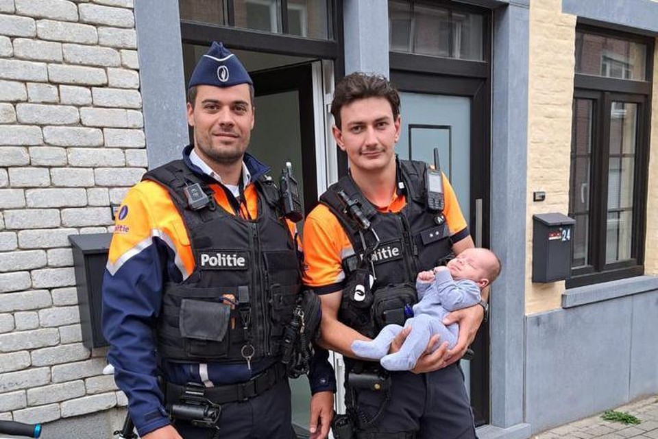 Inspecteurs Emiel Berkenbosch (rechts) en Dieter Poisquet met de zes weken oude Alexios. Zondag was de situatie kritiek, nu ligt het kleine kereltje alweer vredig te slapen.