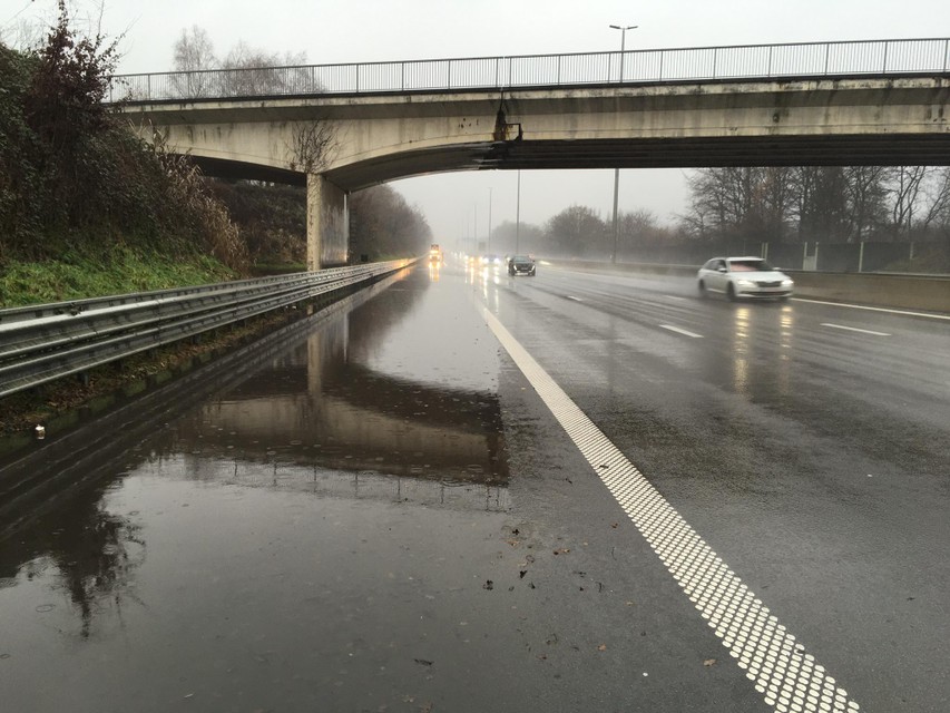 Op de E314 tussen Lummen en Zolder zorgde een plas water voor gevaar. 