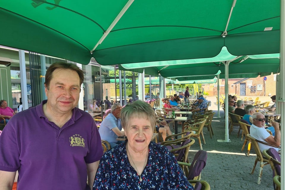 Cafébaas Bart Jeuris en zijn moeder Paula staan elke dag met veel goesting in hun café Sportwereld. 