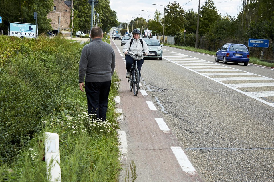 Een fietser en een voetganger die elkaar passeren op de drukke Maastrichtersteenweg in Tongeren: dat gaat niet. 