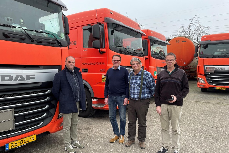 CEO Jurgen Gobyn van Gobo (links) met de gebroeders Guy, Naud en Marc Maassen van Cargofoor.
