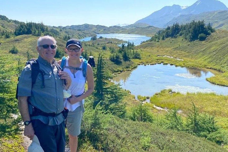 Anne Braeken (59) uit Eksel met haar man Dick in Alaska, waar de natuur  overweldigend is. 
