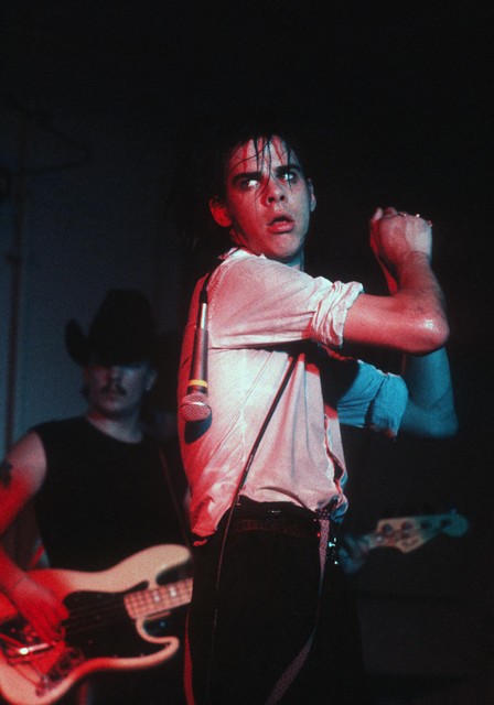 Nick Cave tijdens een concert met The Birthday Party in 1982. 