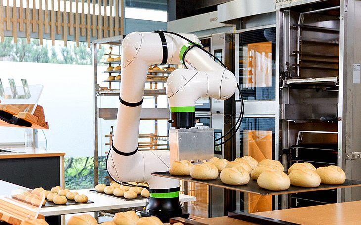 De robot Bakisto zorgt dat er altijd verse broodjes beschikbaar zijn in de supermarkt.
