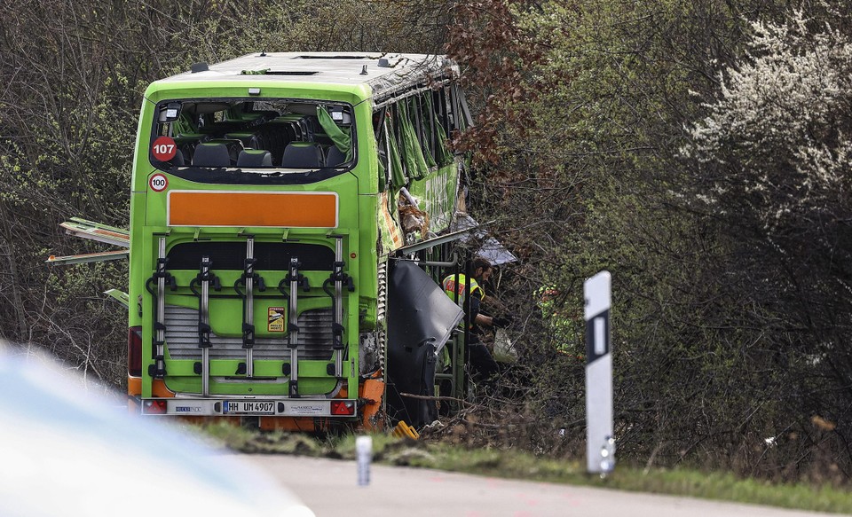 Aanvankelijk werd gevreesd dat de vermiste passagiers zich onder de bus bevonden, maar dat bleek niet het geval.