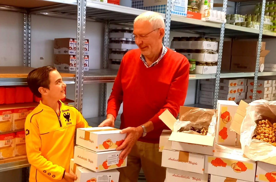 De 9-jarige Pierre-Beau schenkt de 100 dozen met wafels aan Sint-Vincentius.