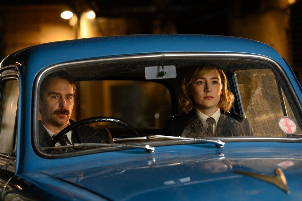 Sam Rockwell en Saoirse Ronan als speurdersduo in de geestige whodunit ‘See How They Run‘. 