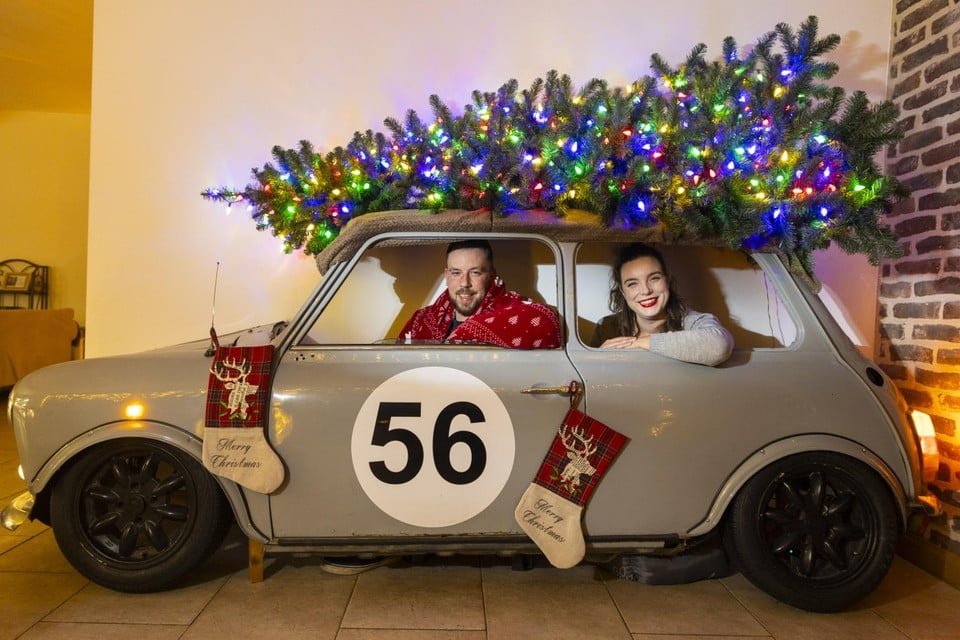 Laura en haar vriend zetten elk jaar een kerstboom op de Mini Cooper in hun woonkamer.