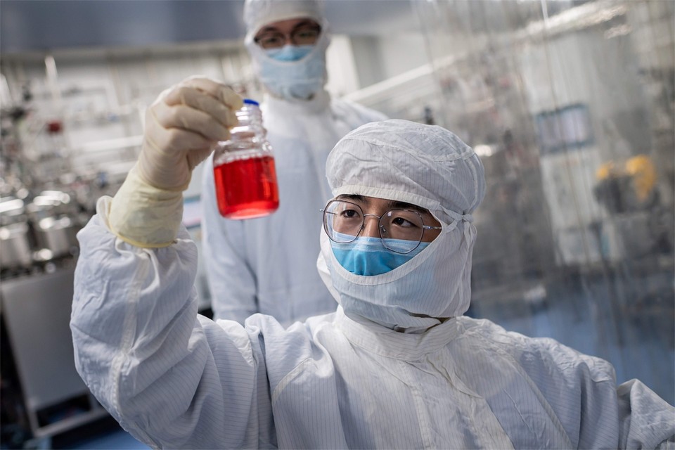 Over de hele wereld wordt naarstig naar een vaccin gezocht. Op de foto een Chinese wetenschapper die test met de niercellen van een aap. In Amsterdam focussen ze zich op het bloed van genezen patiënten. 