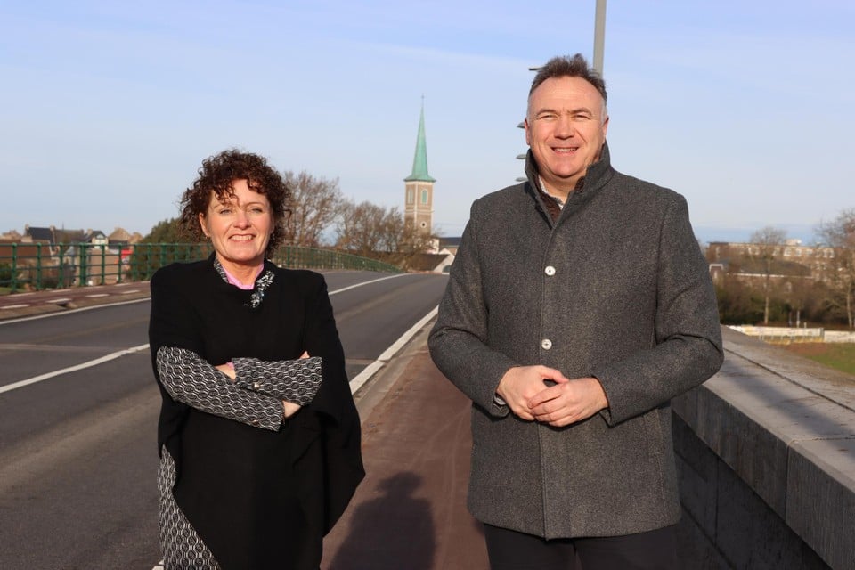 Minister Lydia Peeters en de Maaseikse burgemeester Johan Tollenaere op de brug die binnenkort vervangen wordt. 
