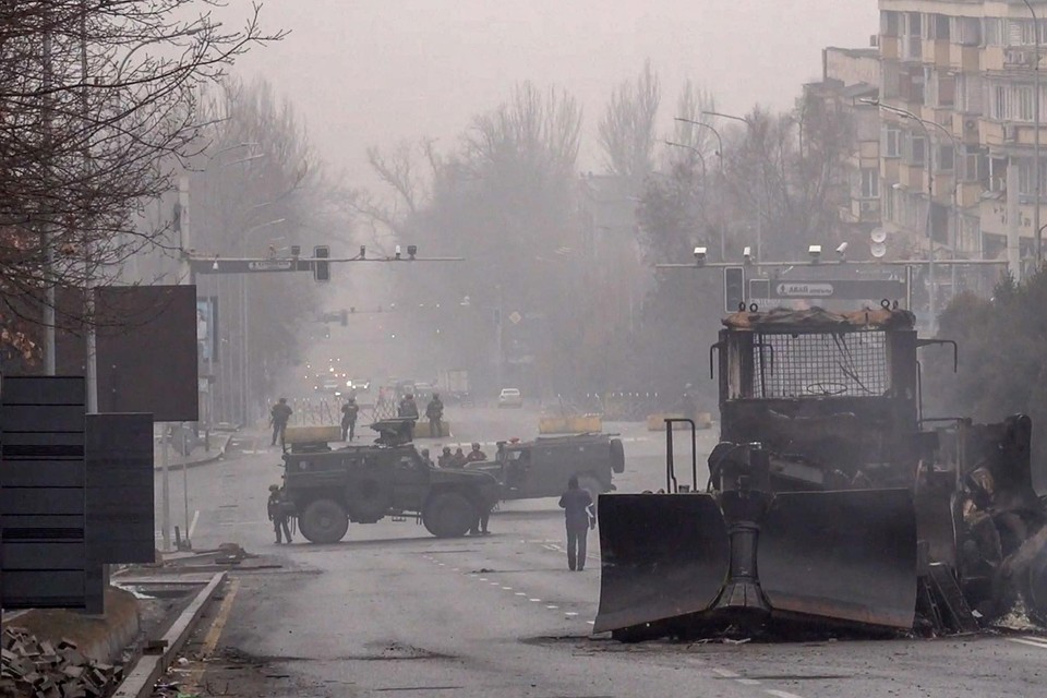 Ordetroepen in de straten van Almaty. Volgens de Kazachse president Tokajev was de opstand vrijdag grotendeels onder controle. 