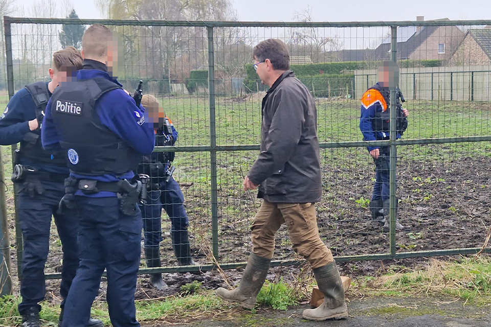 De politie Tongeren-Herstappe is ter plaatse. Een veearts komt het paard onderzoeken en verdoven.