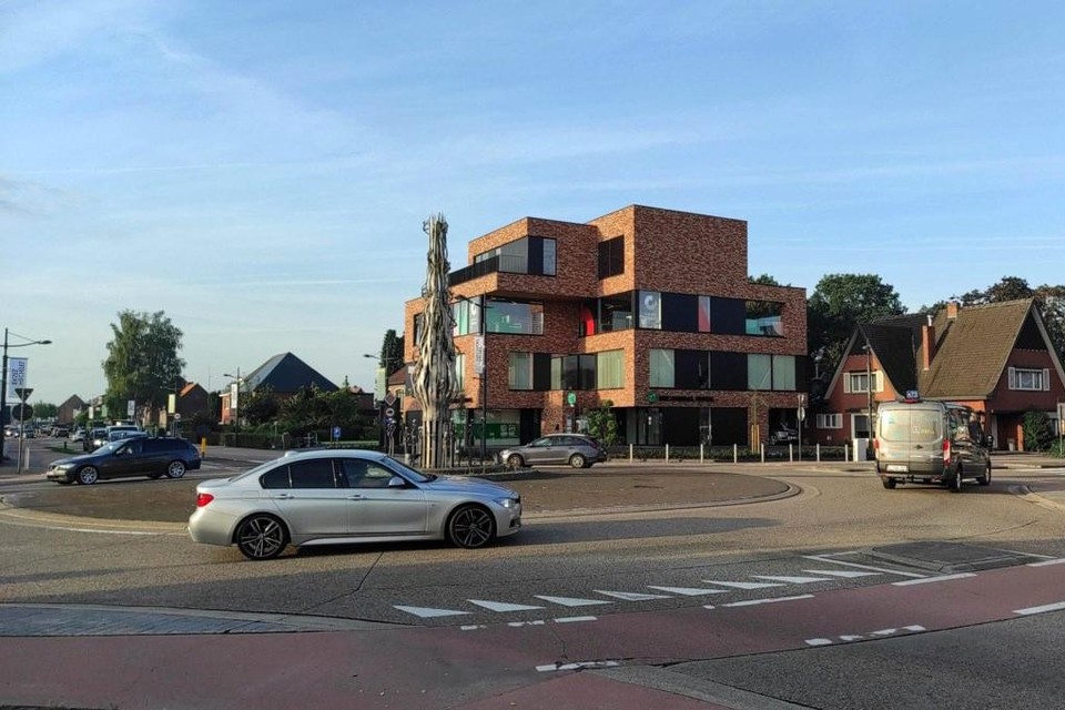 Het onderzoek van Audit Vlaanderen ging over twee bouwdossiers, waaronder het kantoorgebouw aan de rotonde in Hechtel. De oppositie plaatst vraagtekens bij de betrokkenheid van de burgemeester.  